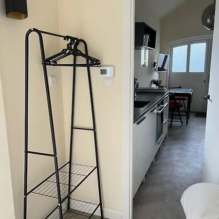 Apartment Renovated & Private Tinyhouse Short The Hague
