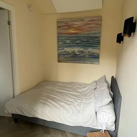 Renovated & Private Tinyhouse Short Apartment The Hague