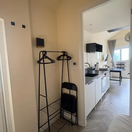 Renovated & Private Tinyhouse Short Lägenhet