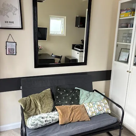 Renovated & Private Tinyhouse Short Appartamento L'Aia